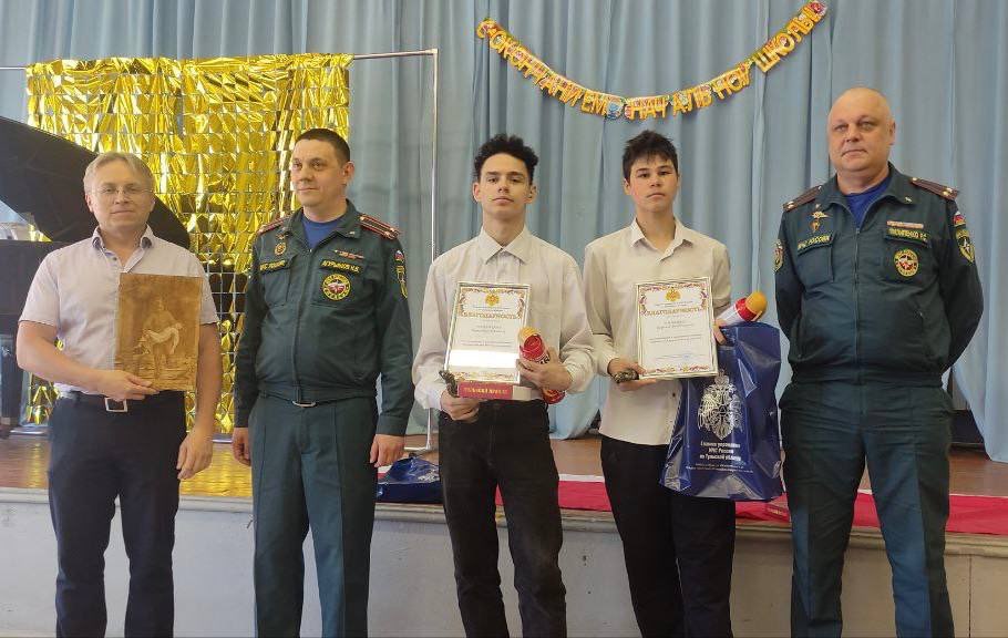 Руководство главного управления МЧС России по Тульской области наградили двух обучающихся.
