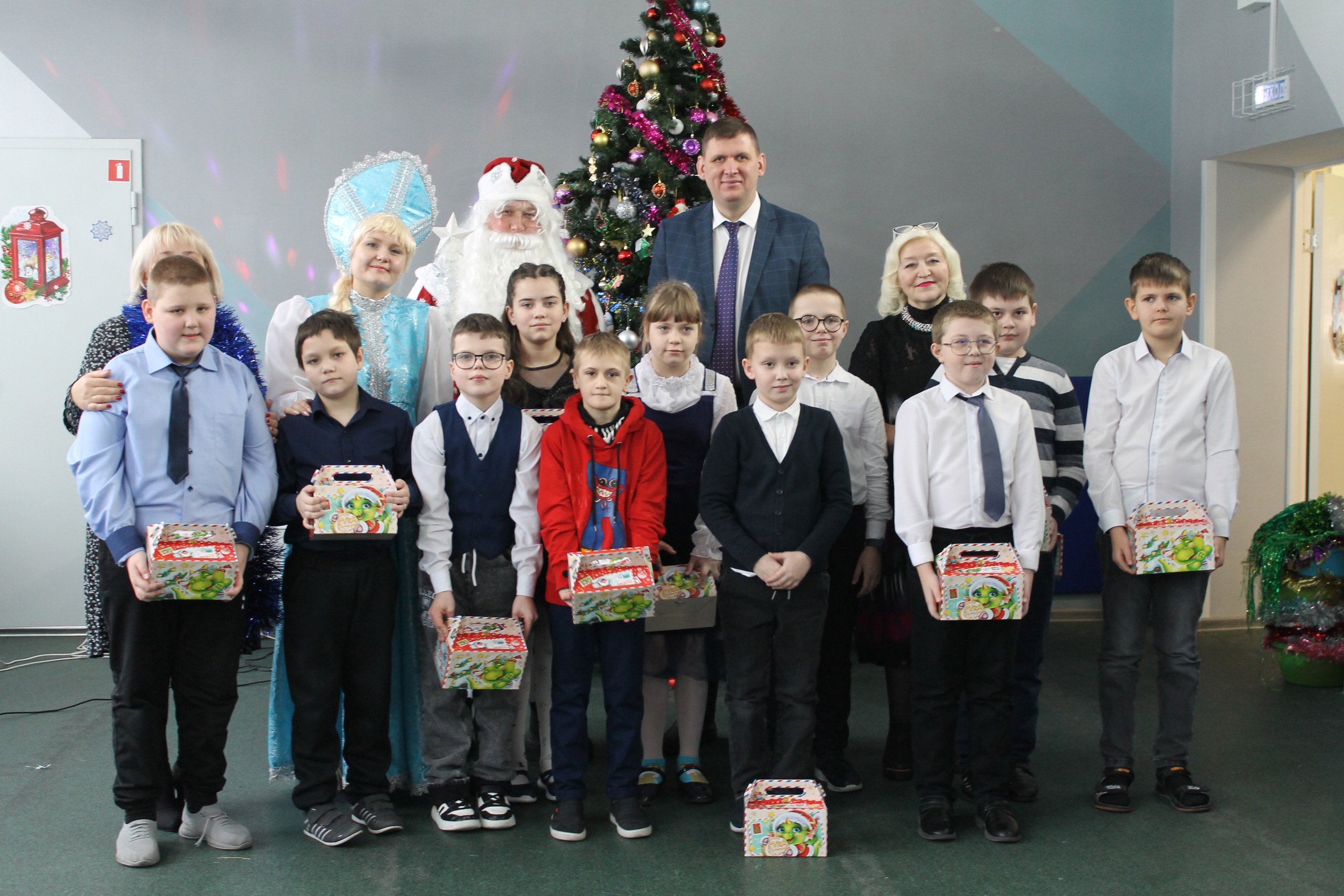 Руководство Патронного завода 26 декабря поздравило обучающихся первого отделения с Новым годом, подарив детям подарочные сладкие наборы..